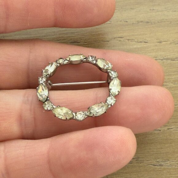 Vintage Rhinestone Circle Brooch Pin With Silver-Tone Setting - Picture 5 of 9